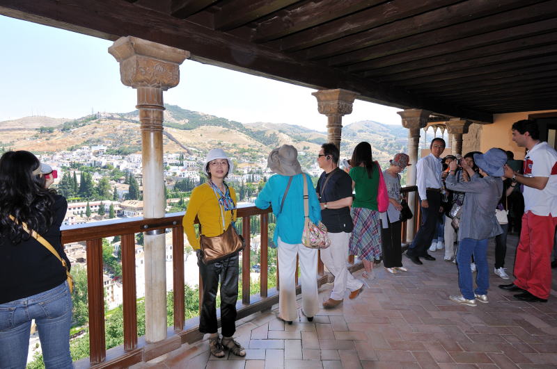 コマレスの塔の東側にある、橋廊(はしろう)