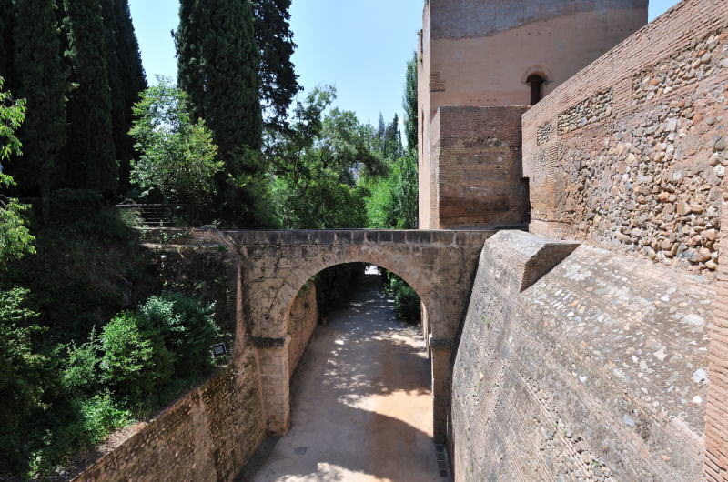 ���āA�A���n���u���{�a�֐����������ނ��߂ɑ���ꂽ�������A���̉��̒ʂ�́A�`�m�X��[Cuesta de los Chinos]