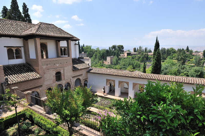 �w�l�����t�F���{[Palacio del Generalife]�A�A�Z�L�A�̒���[Patio de la Acequia]�̓�������