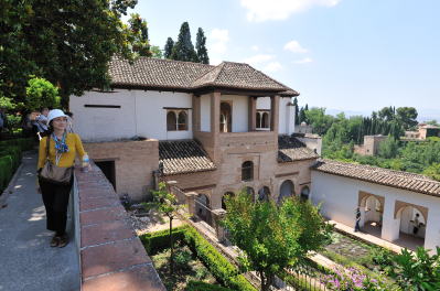 �w�l�����t�F���{[Palacio del Generalife]�A�A�Z�L�A�̒���[Patio de la Acequia]�̓�������