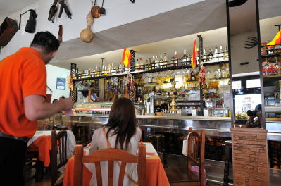 昼食の[BAR PORRAS]店内