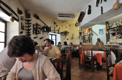 昼食の[BAR PORRAS]店内