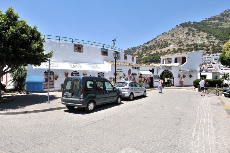 １９００年に造られた、世界最小と言われる楕円形の闘牛場[Plaza de Toros]