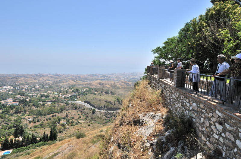 展望台からの眺め、前方は地中海