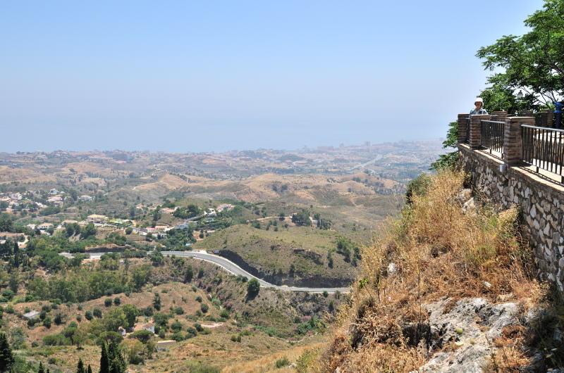 展望台からの眺め、前方は地中海