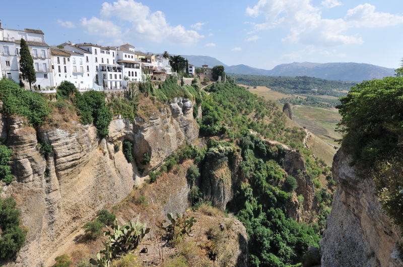 パラドール・デ・ロンダ脇の遊歩道からの景観、左に見えるのが旧市街