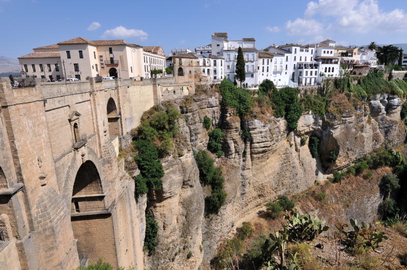 パラドール・デ・ロンダ脇の遊歩道から旧市街を望む