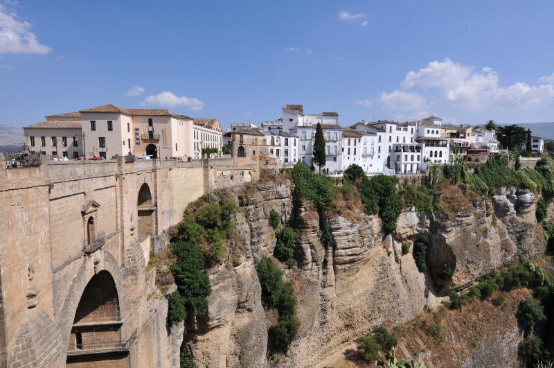 パラドール・デ・ロンダ脇の遊歩道から旧市街を望む