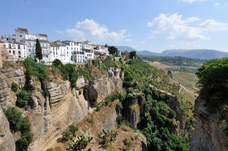 パラドール・デ・ロンダ脇の遊歩道から旧市街を望む