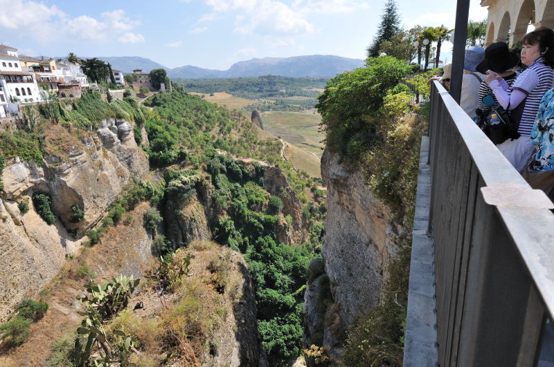 グアダレビン川[Rio Gua- dalevín]の浸食によって造られた深い渓谷