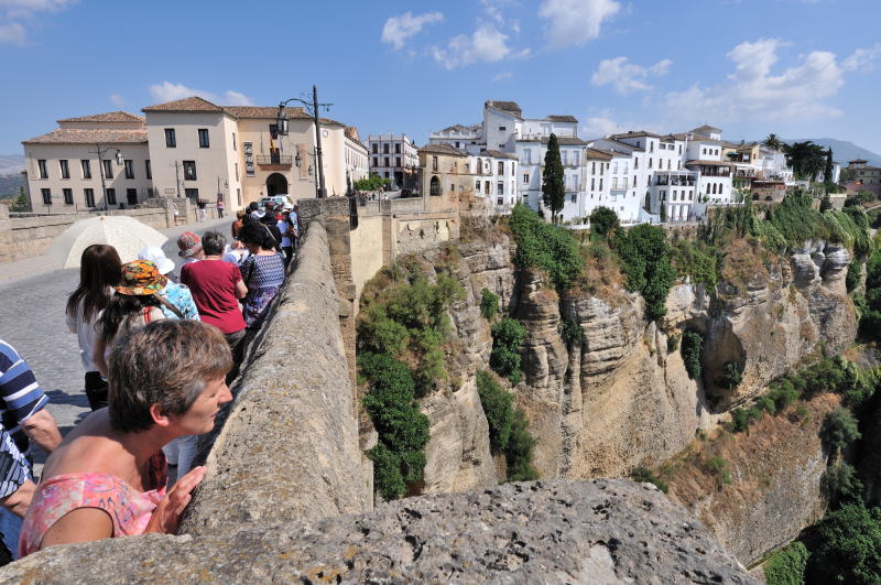 ヌエボ橋[Puente Nuevo]の袂から旧市街を望む