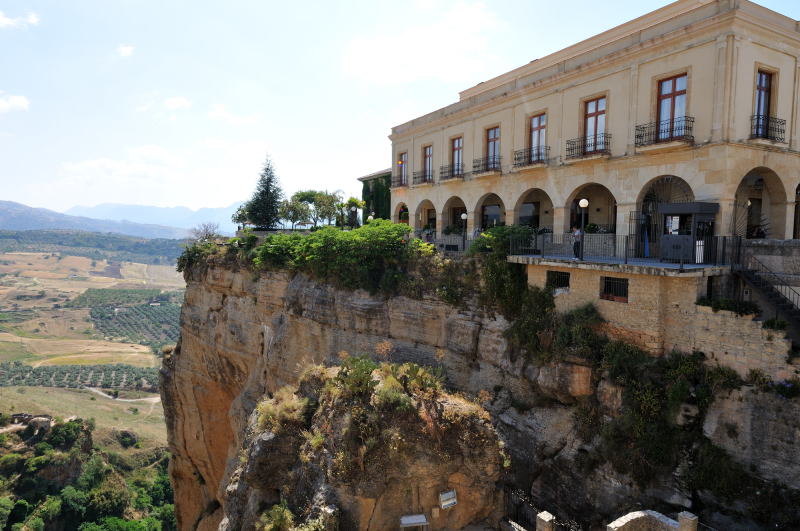 ヌエボ橋[Puente Nuevo]から望むパラドール・デ・ロンダ