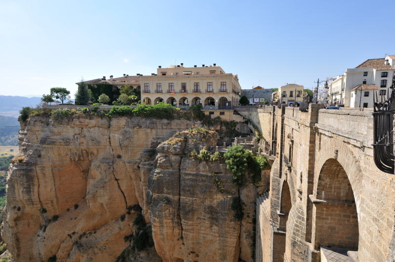 ヌエボ橋[Puente Nuevo]の袂から新市街を望む