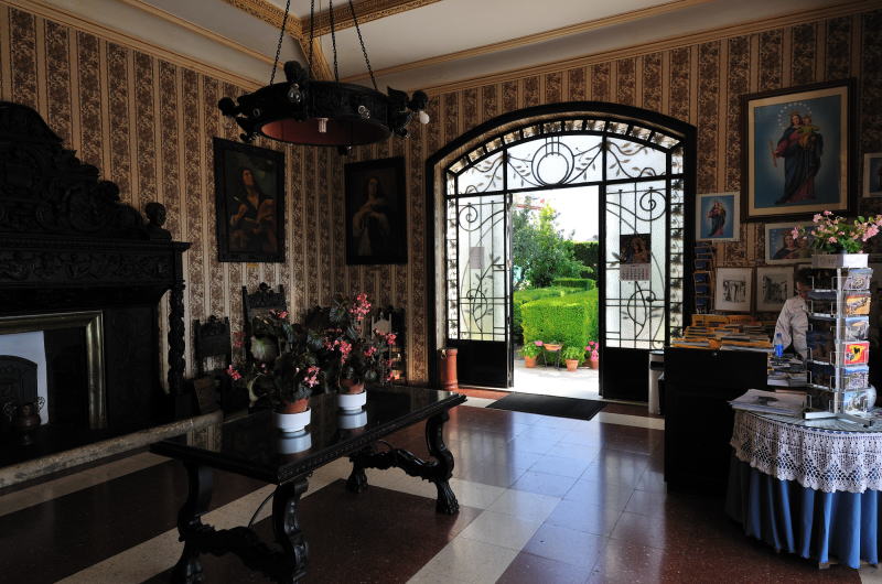 旧市街、テノリオ通りにある[CASA DON BOSCO]