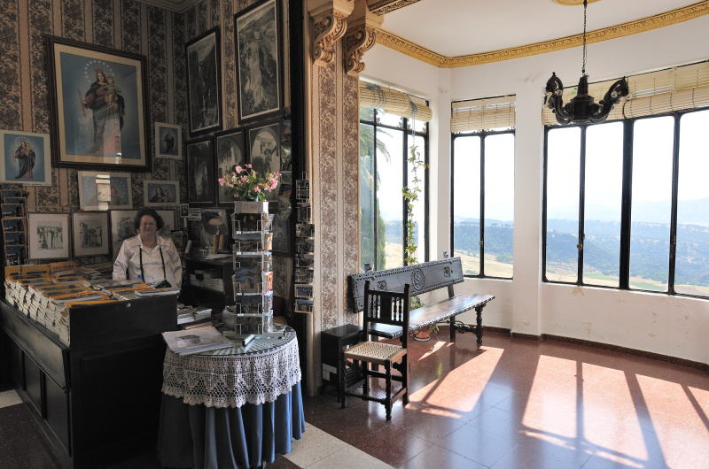 旧市街、テノリオ通りにある[CASA DON BOSCO]