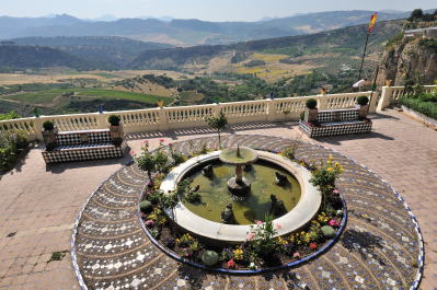 旧市街、テノリオ通りにある[CASA DON BOSCO]の庭園