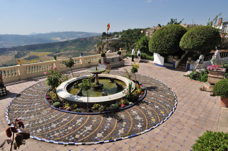旧市街、テノリオ通りにある[CASA DON BOSCO]の庭園