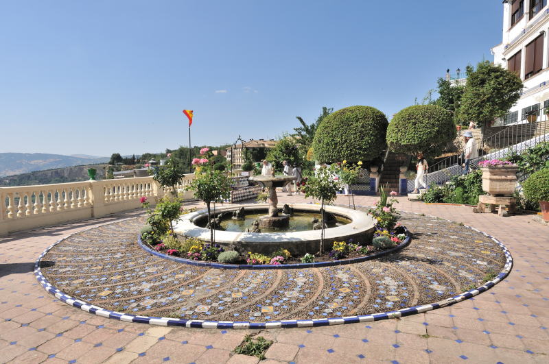 旧市街、テノリオ通りにある[CASA DON BOSCO]の庭園