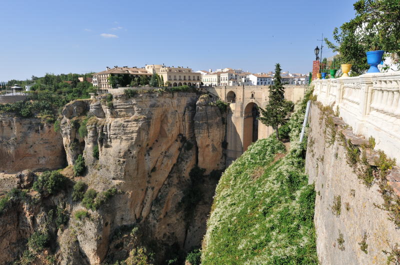 旧市街にある[CASA DON BOSCO]の庭園から望むヌエボ橋と新市街