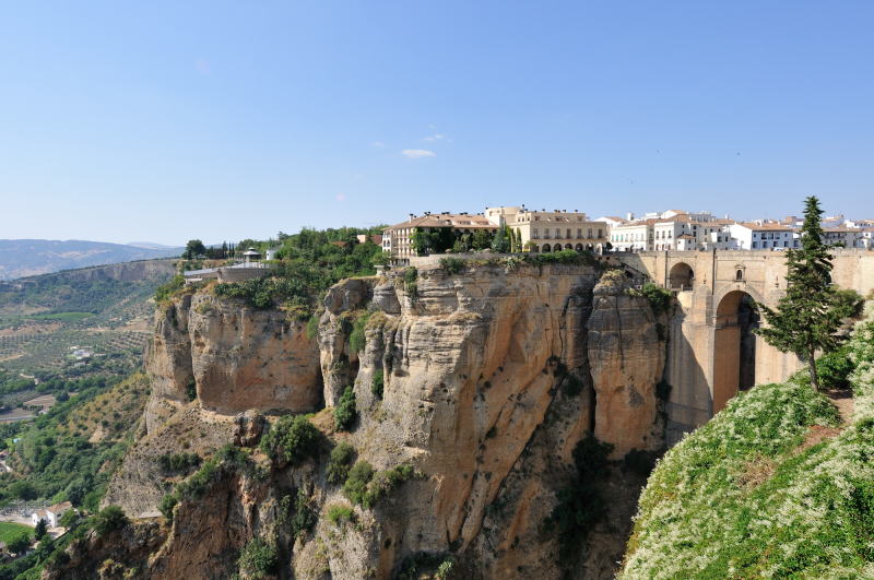 旧市街にある[CASA DON BOSCO]の庭園から望むヌエボ橋と新市街