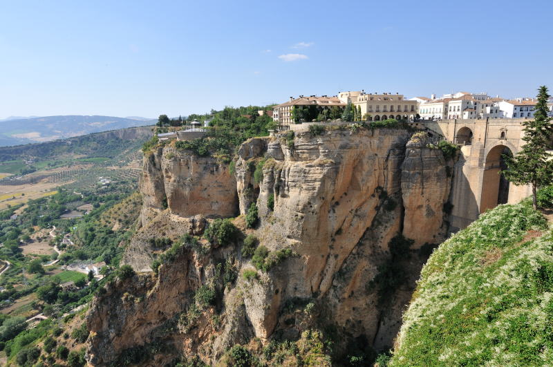 旧市街にある[CASA DON BOSCO]の庭園から望むヌエボ橋と新市街