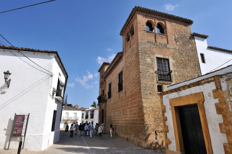 左はロンダ市営博物館[Museo de Ronda]、右はモンドラゴン宮殿[Palacio de Mondragon]