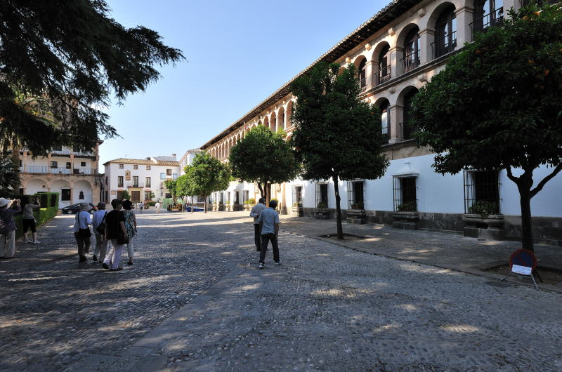 右はロンダ市庁舎、左にサンタ・マリア・ラ・マヨール教会がある