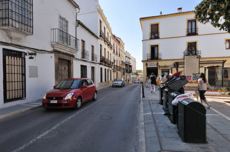 ヌエボ橋に通じる旧市街アルミニャン通り[Calle de Armiñán]