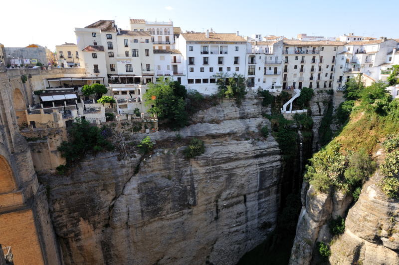 旧市街側の、ヌエボ橋の袂から新市街を望む