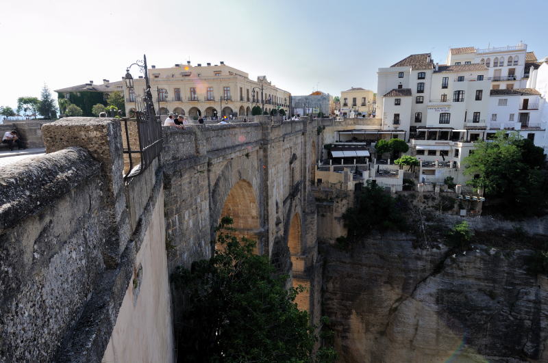 旧市街側の、ヌエボ橋の袂から新市街を望む
