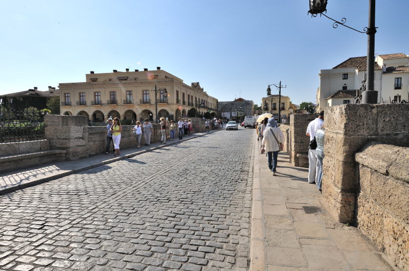旧市街方向から眺めるヌエボ橋