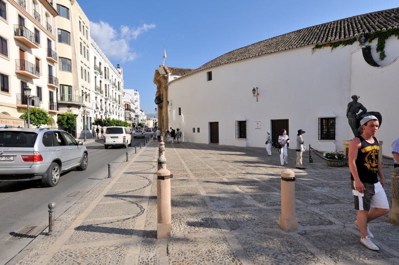ロンダ闘牛場前のビルヘン・デ・ラ・パス通り[Calle Virgen de la Paz]