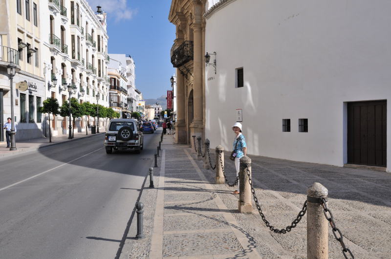 ロンダ闘牛場前のビルヘン・デ・ラ・パス通り[Calle Virgen de la Paz]