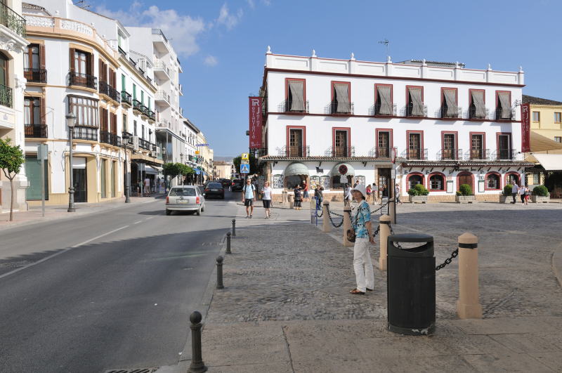 ロンダ闘牛場前のビルヘン・デ・ラ・パス通り[Calle Virgen de la Paz]