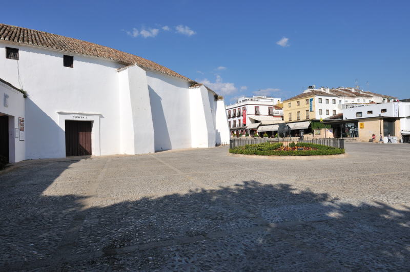 闘牛場脇にある広場