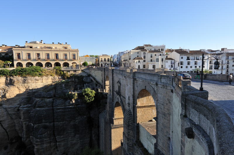ヌエボ橋[Puente Nuevo]の袂から新市街を望む