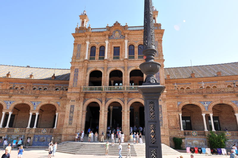 広場内部から見る北側ゲート