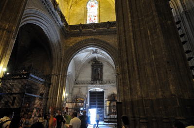 左側廊部、前方の門はパロスの門[Puerta de los Palos]