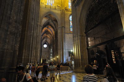 左側廊、南北方向にに一段高くなっている天井は翼廊(袖廊)部