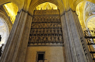 左側廊、東西方向に一段高くなっている天井は身廊部