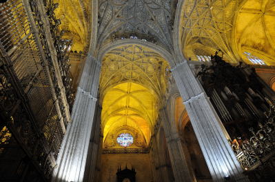 クロッシング部の天井、右に見えるのは、聖歌隊席のパイプオルガン