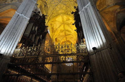 聖歌隊席の上部、両脇にパイプオルガンがある