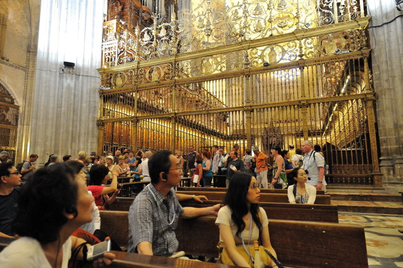 前方の鉄柵の内部は聖歌隊席[Coro]