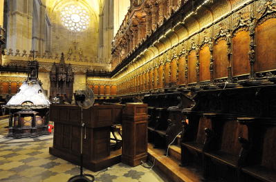 中央礼拝堂の向かいにある木造の聖歌隊席