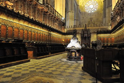 中央礼拝堂の向かいにある木造の聖歌隊席