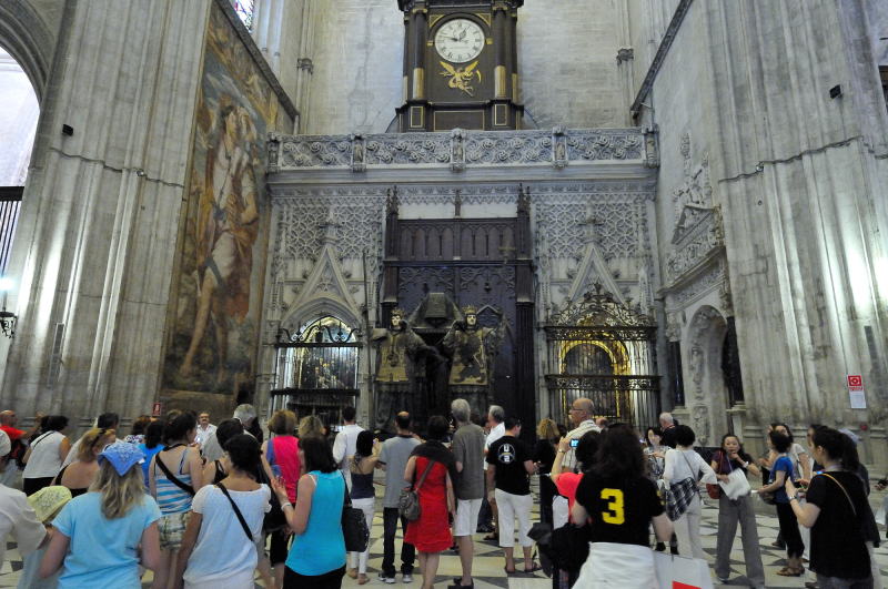 翼廊(袖廊)の右側にあるコロンブスの墓[Tumba Cristóbal Colón]