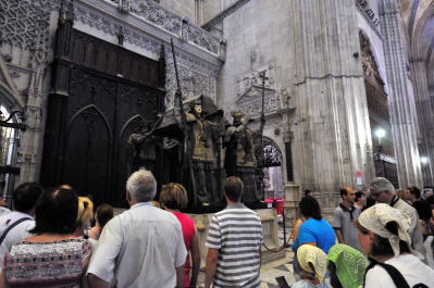 翼廊(袖廊)の右側にあるコロンブスの墓