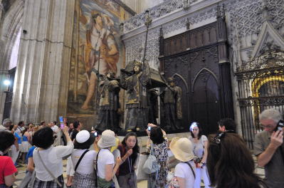 翼廊(袖廊)の右側にあるコロンブスの墓