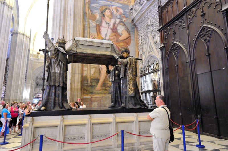 翼廊(袖廊)の右側にあるコロンブスの墓