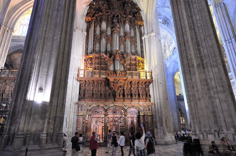 聖歌隊席にあるパイプオルガンは、外側からも見ることができる